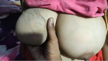 Desi sex video feeding the maid’s large breast milk