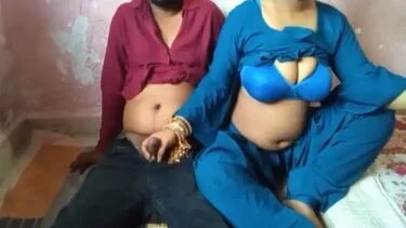 Desi sex A Punjabi auntie makes her servant happy