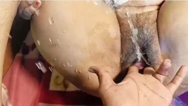 Desi sex video After fingering, wet desi chut squirts